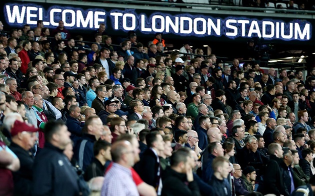 Có tới hơn 35.000 cổ động viên The Hammers đã đến sân London Stadium để theo dõi trận đấu ở vòng 3 League Cup của CLB với Bolton - CLB đang chơi ở giải hạng Nhất Anh.