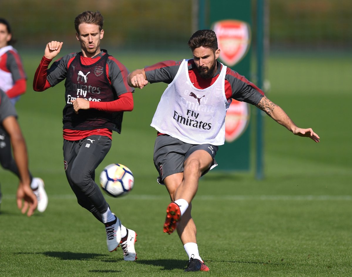 Nacho Monreal và Giroud.