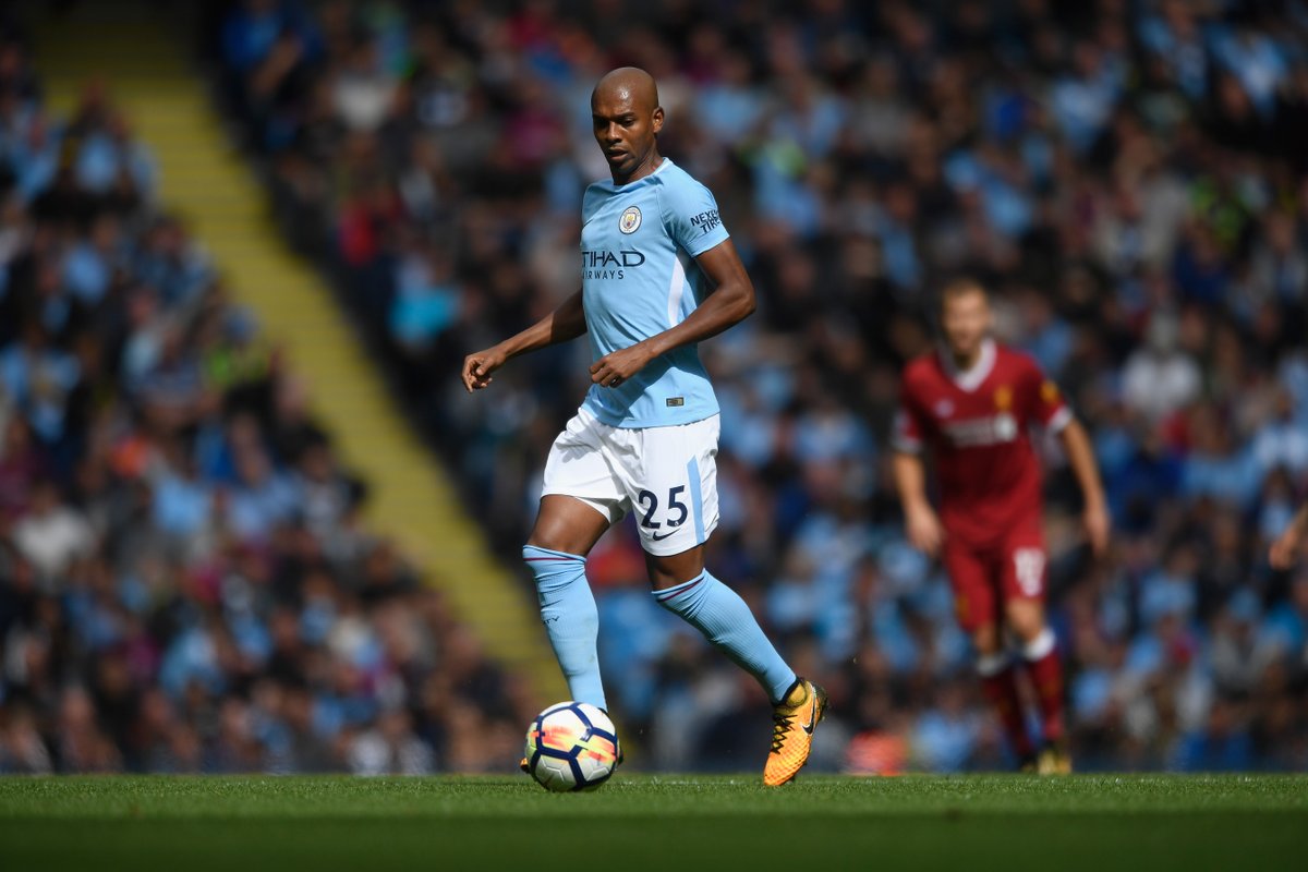 Pep Guardiola đảm bảo tương lai Fernandinho