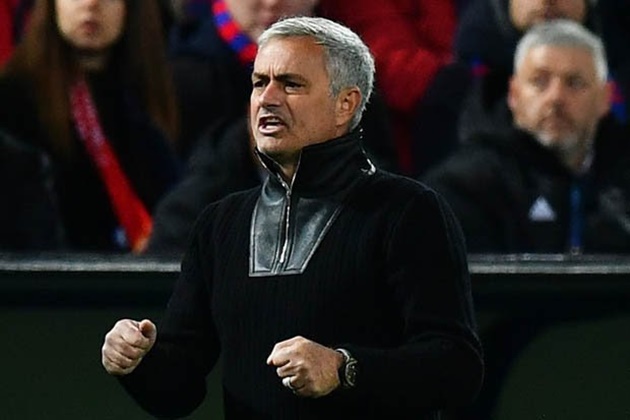 Trang phục của Jose Mourinho trong trận thắng 4-1 trước CSKA Moscow