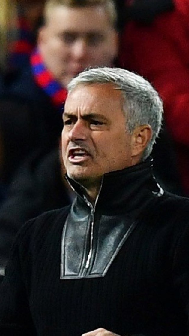 Sở dĩ có điều này vì chiếc áo cực ngầu mà HLV này mặc đêm qua khá giống với nhân vật xấu xa nhất trong Star Wars. Đặc biệt là phần cổ áo.