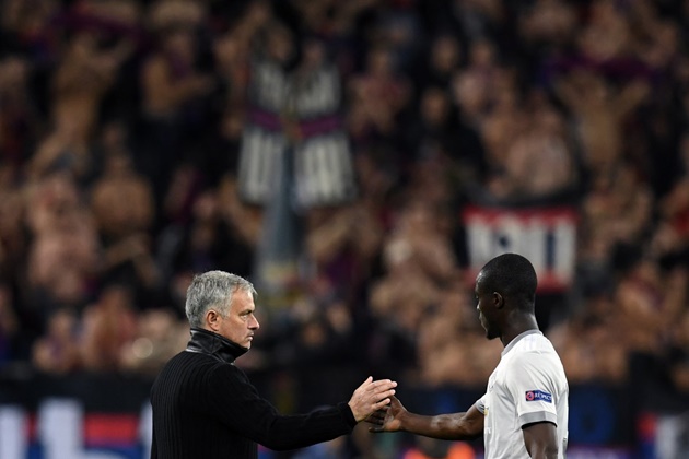 Ăn mặc cực ngầu, Mourinho giống nhân vật 