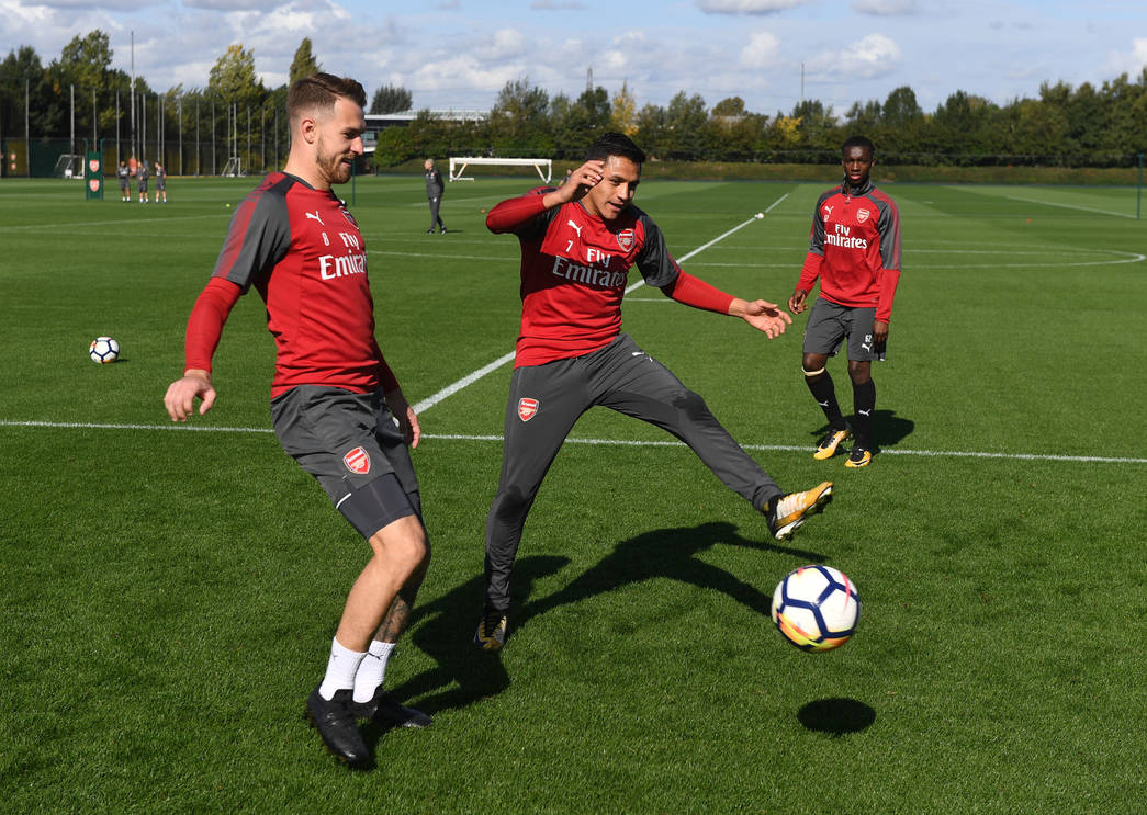 Alexis Sanchez hóa diễn viên hài trên sân tập Arsenal - Bóng Đá