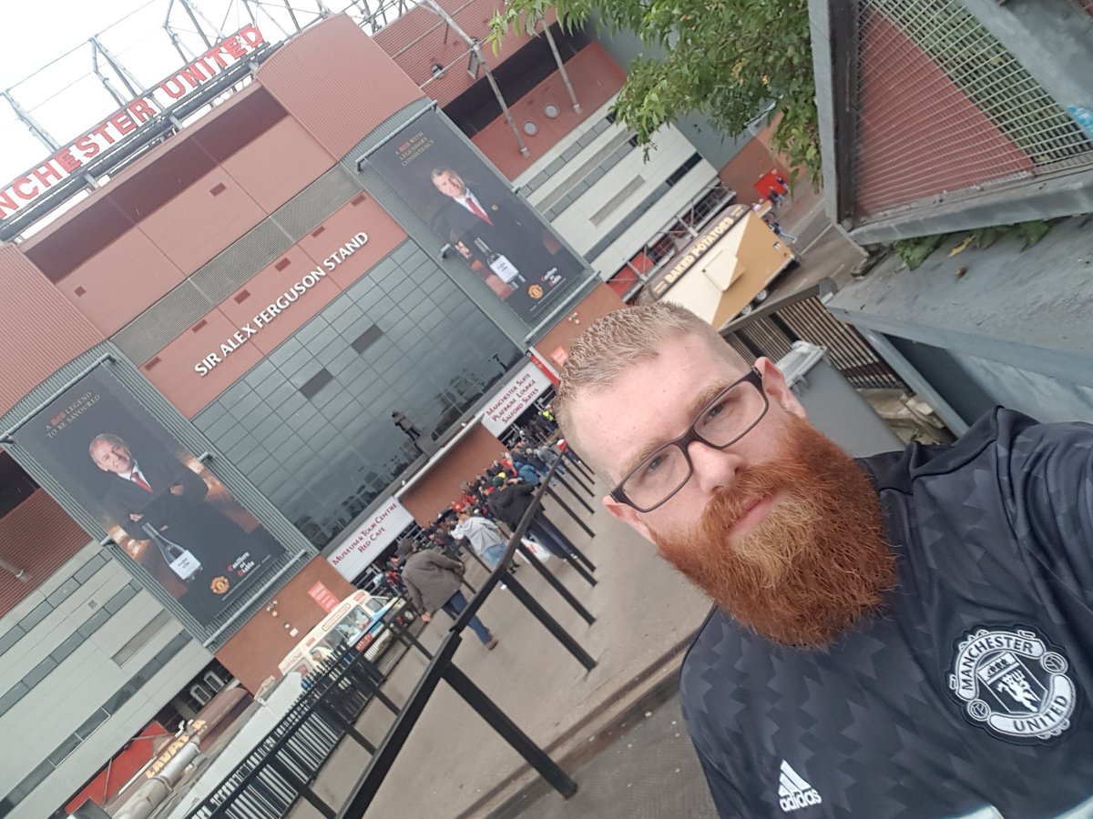 Một CĐV selfie trước giờ thi đấu