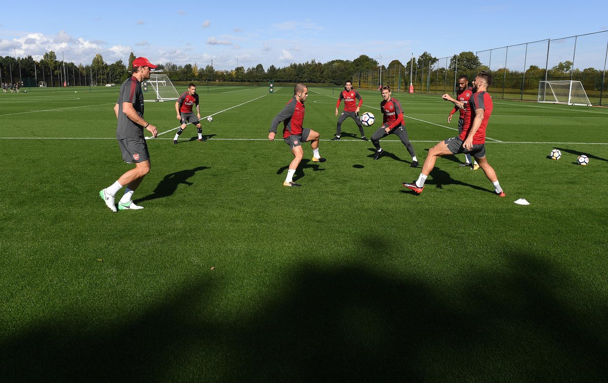 Các cầu thủ Arsenal tập đá ma, một chạm. Wilshere, Giroud, Lacazette, Monreal và Bellerin trong ảnh.
