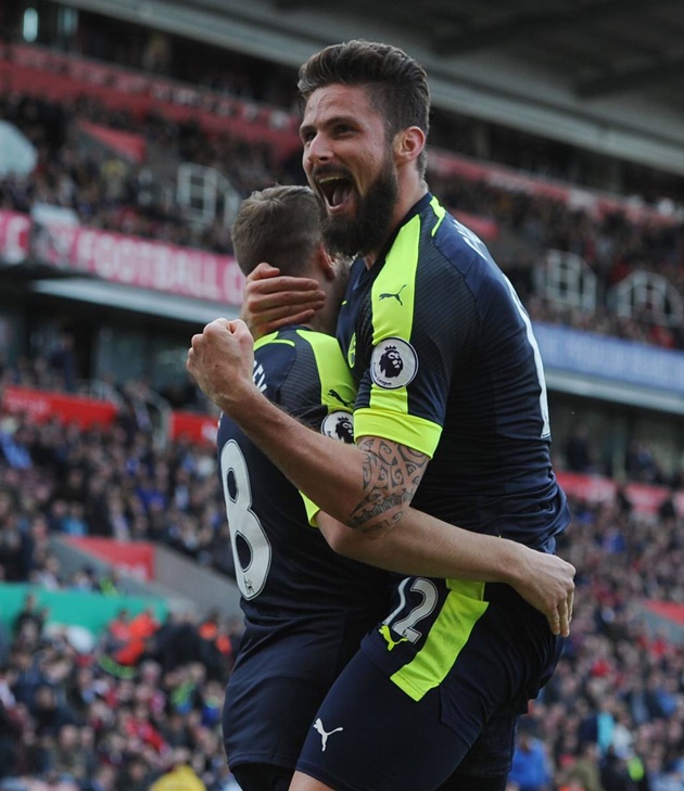 Dù bị một số CĐV ví là "chân gỗ" nhưng Giroud duy trì số bàn thắng đều đặn trên 15 bàn mỗi mùa ở năm mùa giải gần nhất (17, 22, 19, 24 và 16).