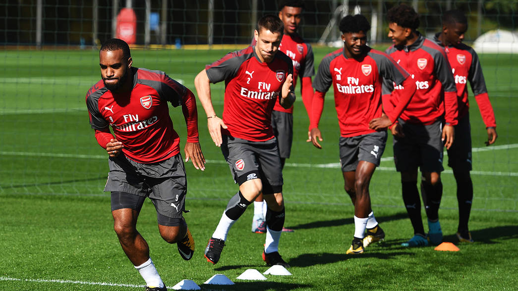 Alexis Sanchez hóa diễn viên hài trên sân tập Arsenal - Bóng Đá