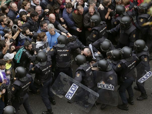 Bạo lực ngập tràn quanh Barcelona.