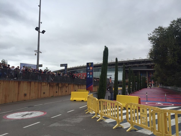 Điều này khiến nhiều CĐV Barca giận dữ: Tại sao họ vẫn bán vé cho trận đấu nếu biết nó bị hoãn? - CĐV Barca nói.