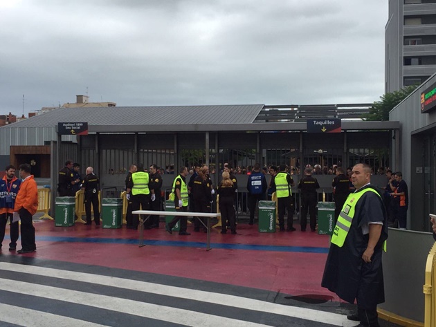 Cửa đóng - then cài trong trận Barcelona - Las Palmas - Bóng Đá