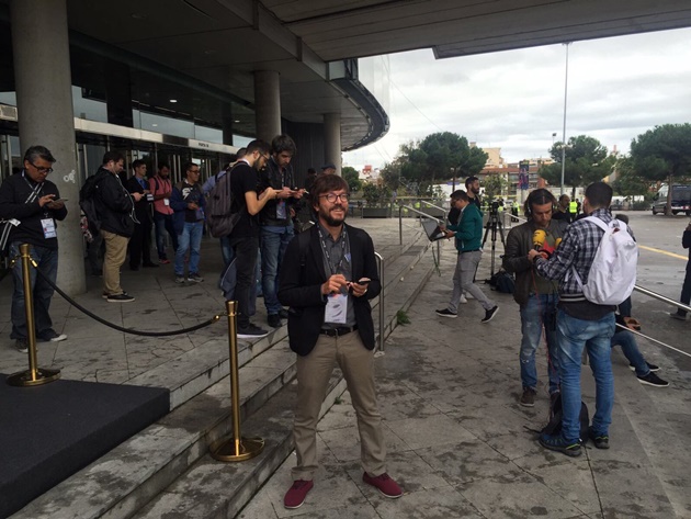 Cửa đóng - then cài trong trận Barcelona - Las Palmas - Bóng Đá