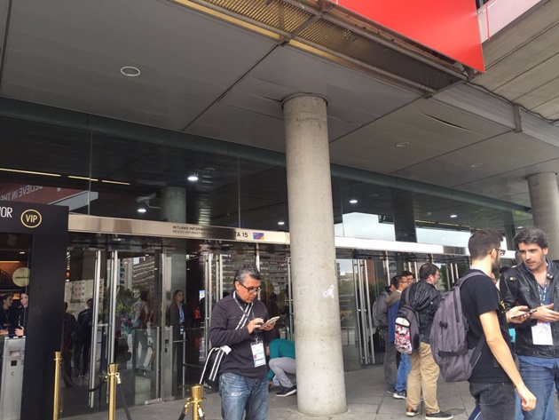 Cửa đóng - then cài trong trận Barcelona - Las Palmas - Bóng Đá