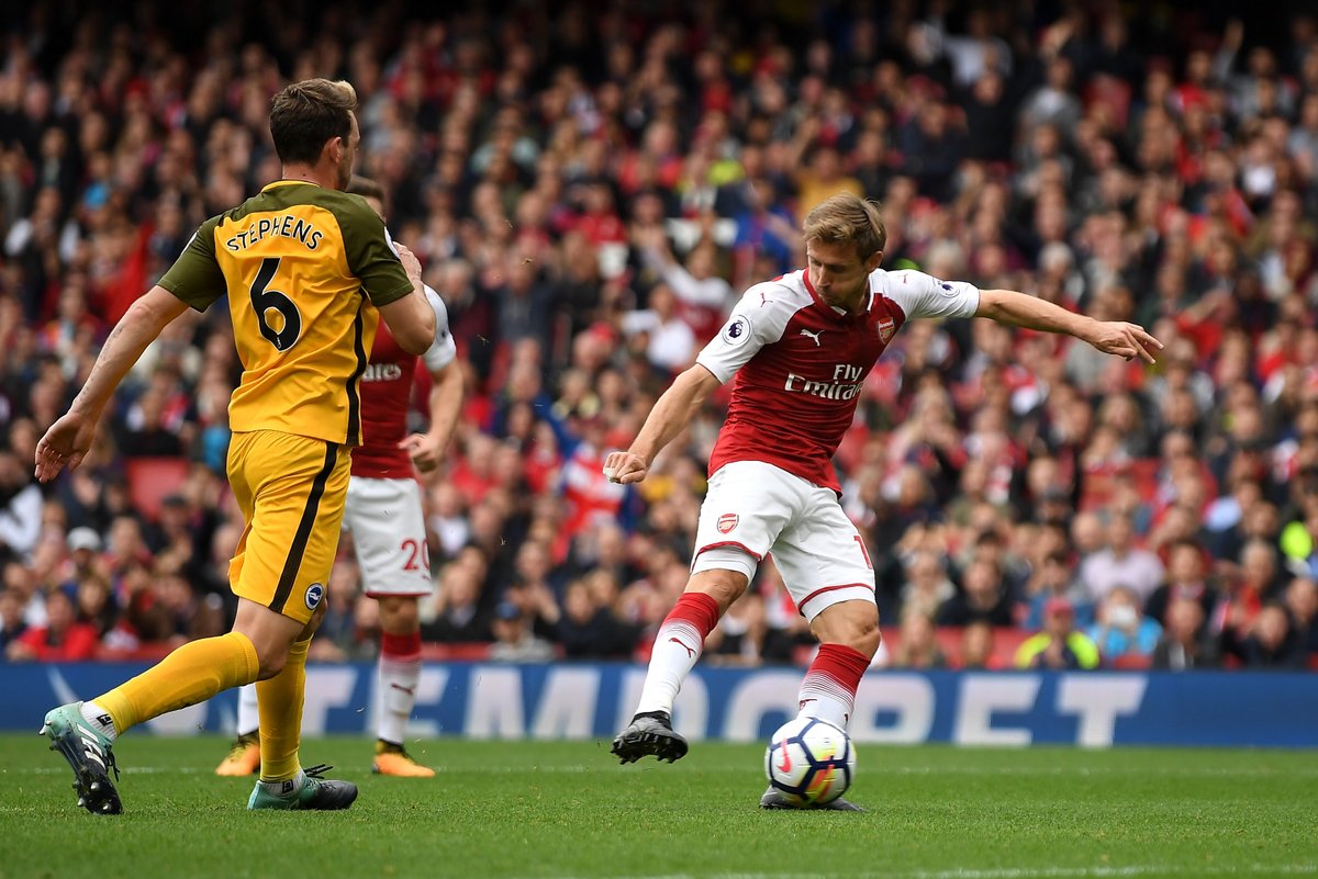 Phải chờ đến sự lên tiếng của một hậu vệ, Arsenal mới có bàn thắng. Phút 16, từ một tình huống lộn xộn sau quả đá phạt của Xhaka, Monreal nhanh chân sút tung lưới Brighton mở tỷ số cho đội chủ nhà.