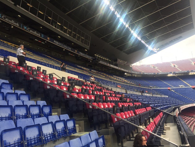 Cửa đóng - then cài trong trận Barcelona - Las Palmas - Bóng Đá