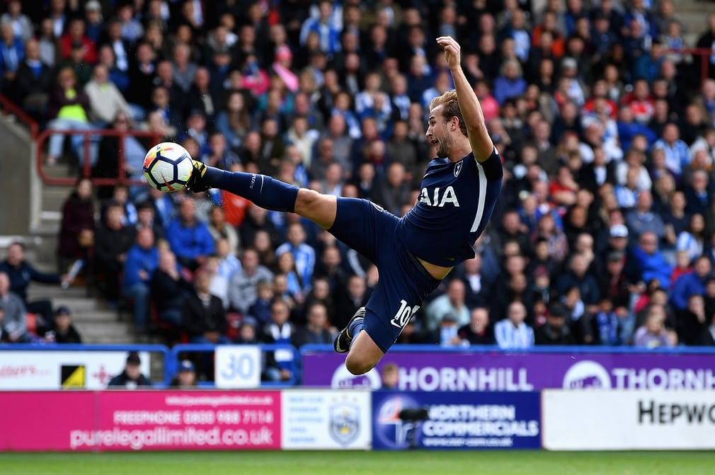 Harry Kane có cú đúp trong trận gặp Huddersfield