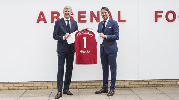 Tháng 8 vừa qua, Arsenal đã công bố bản hợp đồng có thời hạn 2 năm với Cavallaro Napoli, hãng thời trang chuyên sản xuất áo vest, đồ âu và các trang phục nghiêm chỉnh.
