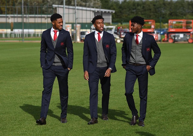 Dàn sao Arsenal chất lừ trong bộ cánh mới - Bóng Đá