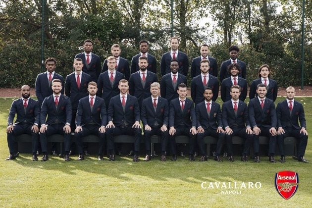 Và mới đây, các cầu thủ Arsenal đã có buổi chụp ảnh bằng nhà tài trợ trang phục vest mới.