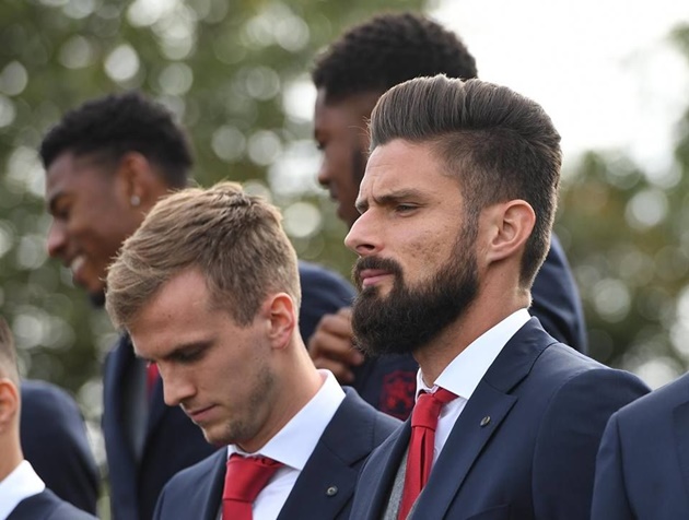 Trong đó các cầu thủ của CLB sẽ mặc trang phục do hãng thời trang này tài trợ trong khi di chuyển đến các trận đấu, hoặc tham gia các sự kiện do CLB tổ chức.