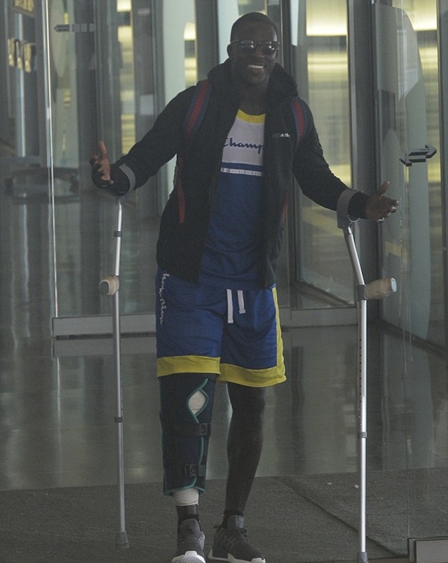 Sau phẫu thuật, sao Man City tươi roi rói - Bóng Đá