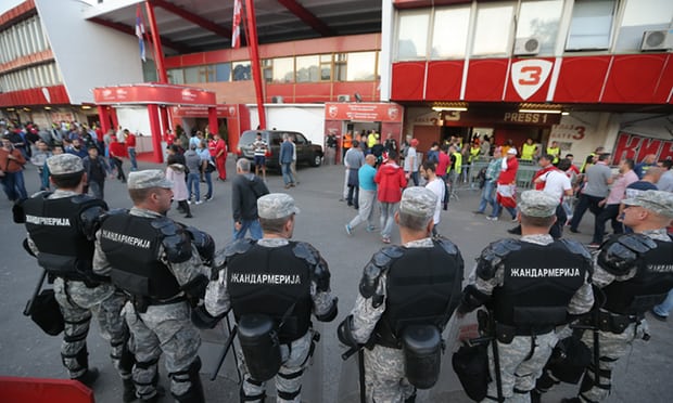 Cảnh sát tràn ngập quanh sân.