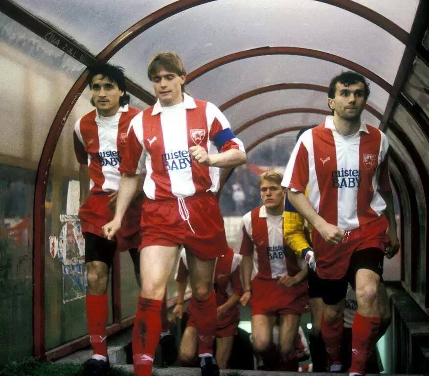 Crvena Zvezda hay còn được biết đến với cái tên Sao Đỏ Belgrade là một đội bóng lừng lẫy một thời. Họ từng giành Cúp C1 năm 1991 khi đánh bại Marseille bằng loạt đá luân lưu trong trận chung kết. Đó cũng là đỉnh cao của đội bóng một thời sở hữu những cầu thủ hàng đầu như Mihajlovic, Jugovic, Savicevic hay Prosinecki.