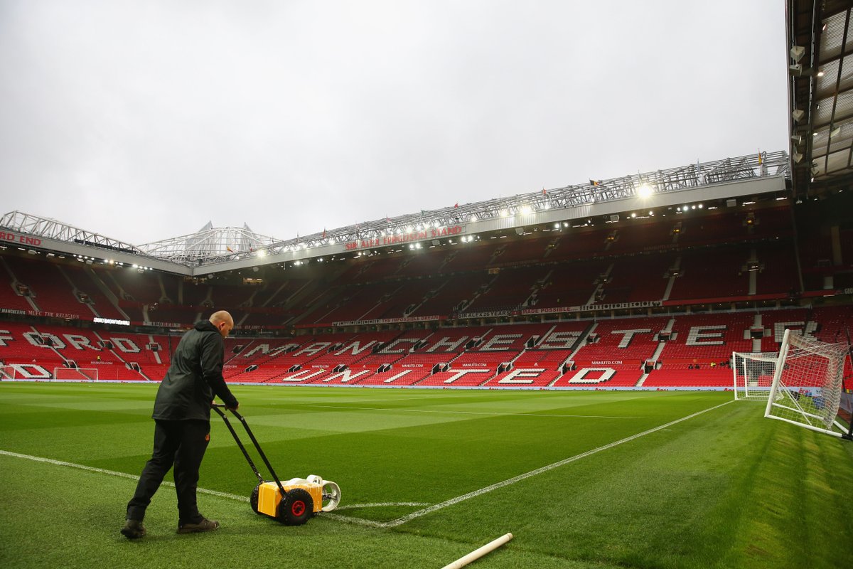 M.U đã thắng 3 trận gần nhất trước Tottenham trên sân nhà tại Ngoại hạng Anh, đồng thời không để thủng lưới lần nào. Tottenham đã thua đến 20/25 lần làm khách tại Old Trafford. Tuy nhiên trong 10 lần gặp nhau gần nhất, Tottenham đã có đến 4 thắng lợi.