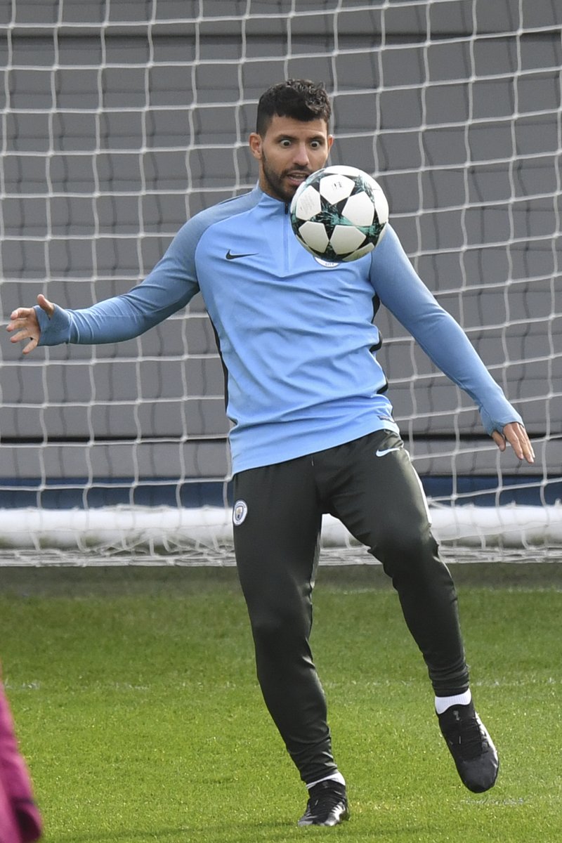 Người đồng đội khác Sergio Aguero tập trung tập luyện.