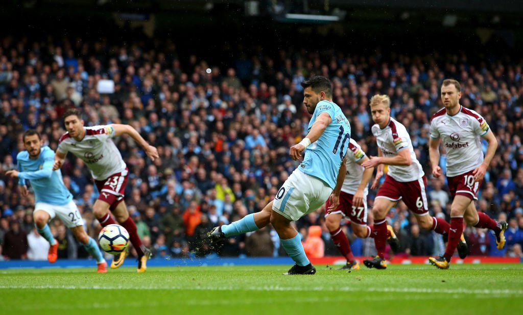 Với bàn thắng trên chấm 11m vào lưới Burnley trong trận đấu ở Ngoại hạng Anh vòng 9, tiền đạo 29 tuổi người Argentina đã có cho mình 177 pha lập công cho Man City và san bằng kỷ lục 177 bàn thắng của huyền thoại Eric Brook.