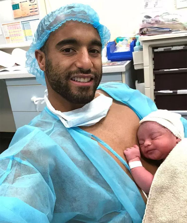 Lucas Moura khoe cậu con trai Migel hôm 13/11. Ảnh: Instagram.