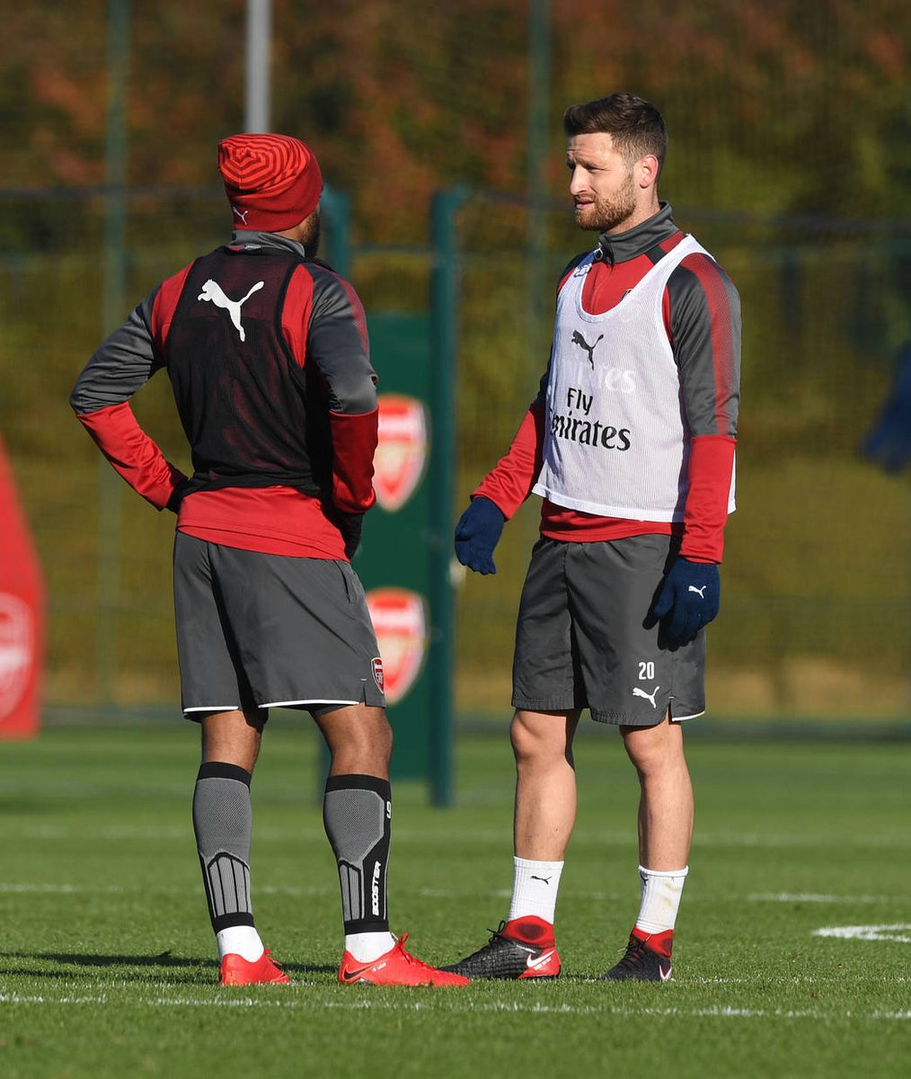 Ở hàng thủ, Laurent Koscielny sẵn sàng ra sân từ đầu sau khi được cho nghỉ trong trận giao hữu của Pháp với Đức. Vấn đề gót chân Achilles của anh từng gây ra lo lắng nhưng hiện tại mọi chuyện đang khá ổn. Việc Shkodran Mustafi trở lại là đá cặp cùng Koscielny sẽ giúp Arsenal giải tỏa lo lắng ở hàng thủ, thay vì việc phải sử dụng Francis Coquelin "bi hài" như ở trận gặp Manchester City.