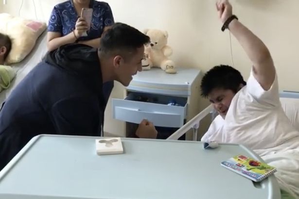 Anh giao lưu, chia sẻ và tặng quà cho các bệnh nhân bị bệnh hiểm nghèo