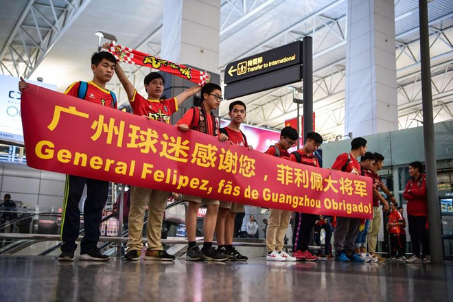 Dòng chữ cảm ơn Scolari bằng hai thứ tiếng, Bồ Đào Nha và Trung Quốc.