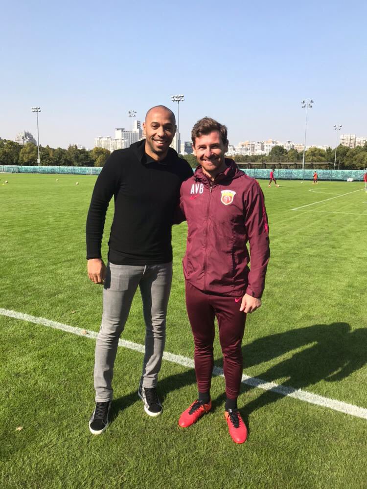 Chụp hình cùng HLV André Villas-Boas