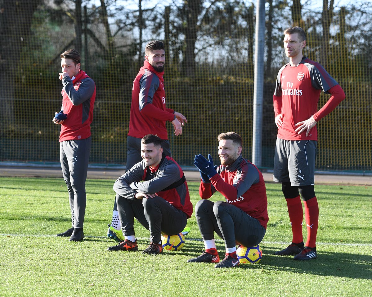 Một hình ảnh vui nhộn của các cầu thủ Arsenal. Có thể thấy giống như họ đang xếp hình chăng?