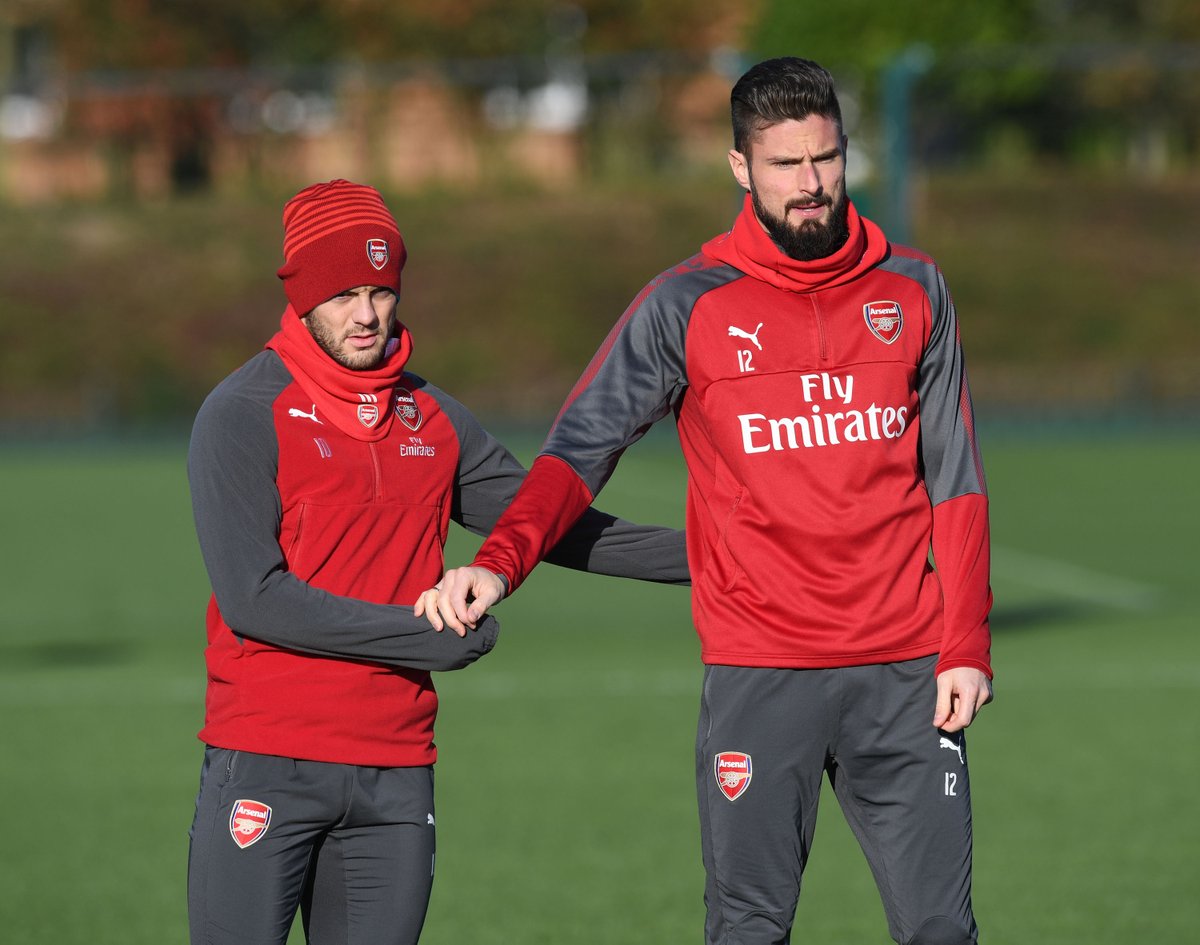 Giroud và Wilshere khá thân mật. Thời tiết mùa Đông khắc nghiệt tại Anh khiến các ngôi sao của Arsenal thậm chí phải che chắn kín để tập luyện.