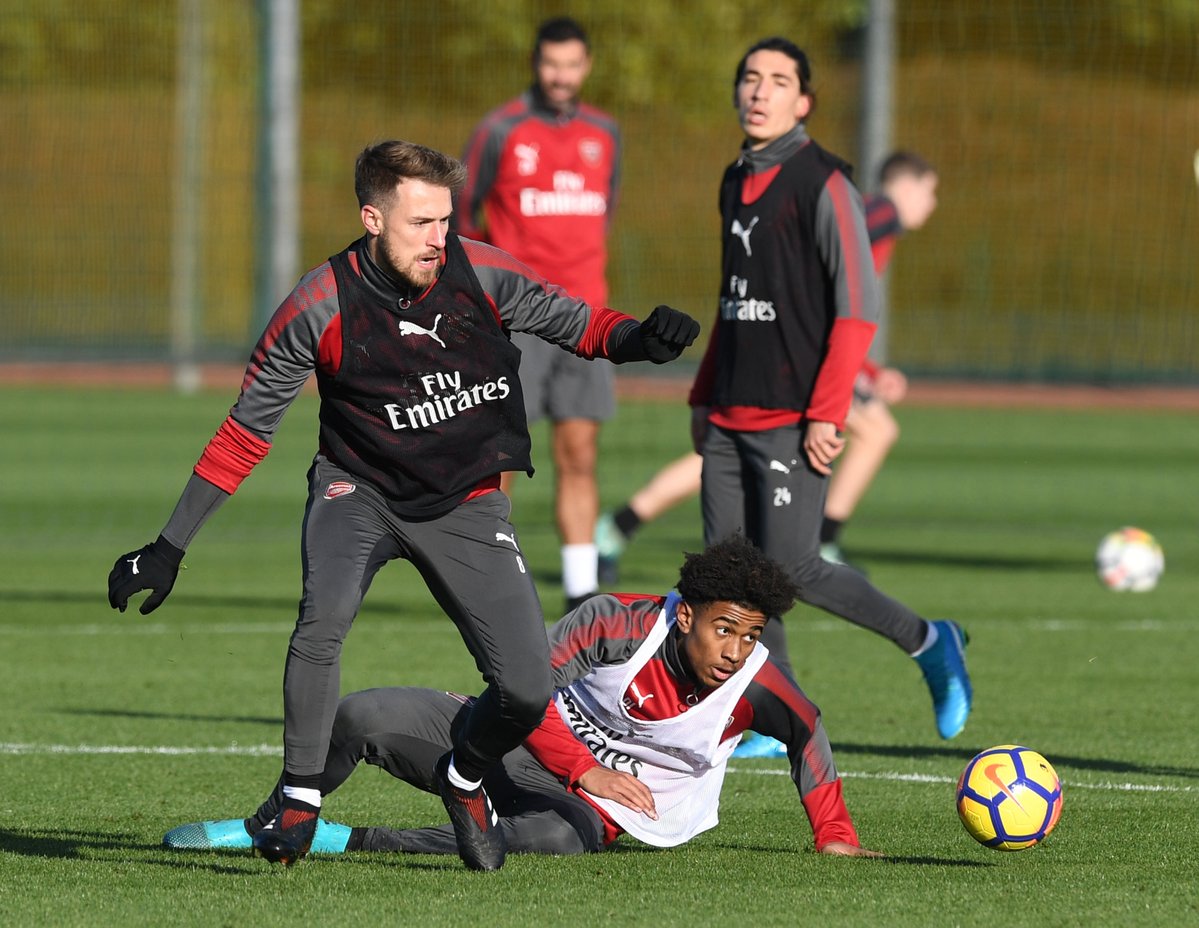 Ramsey tranh chấp cùng thần đồng Reiss Nelson.