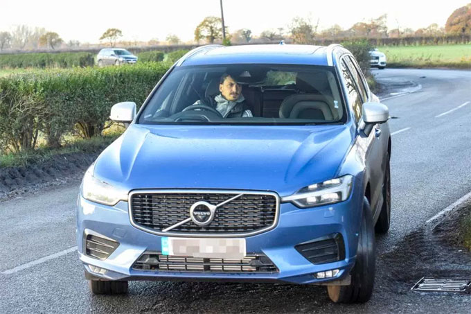 Ibrahimovic rất ngầu với chiếc Volvo. Anh vừa trở lại sau thời gian chấn thương rất nặng.