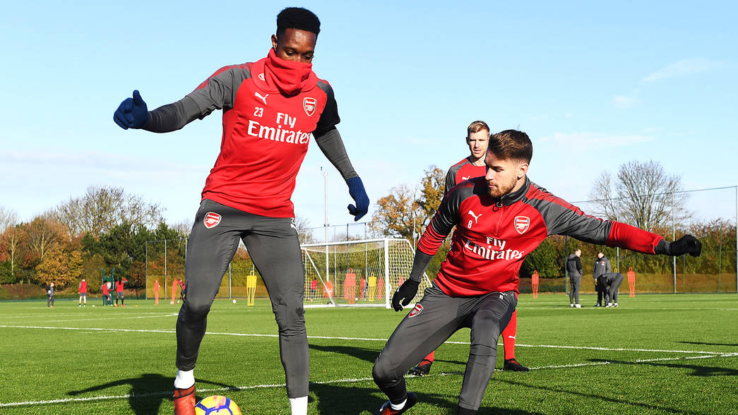 Trong buổi tập này, Arsenal tiếp tục chào đón sự trở lại của Giroud, Welbeck và Wilshere. Cả ba đã ra sân giữa tuần này. Trong khi đó Walcott vẫn chưa khỏi ốm.