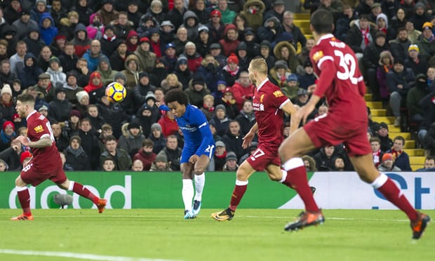 Willian ghi bàn gỡ hoà cho Chelsea từ một pha tạt bóng may mắn.