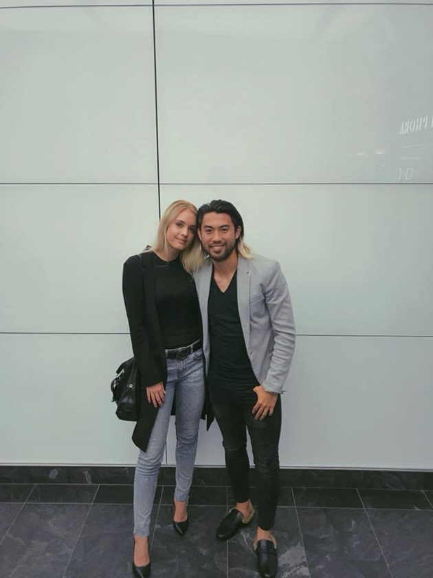 Anh và cô bạn gái xinh đẹp người Mỹ vẫn còn bên nhau.