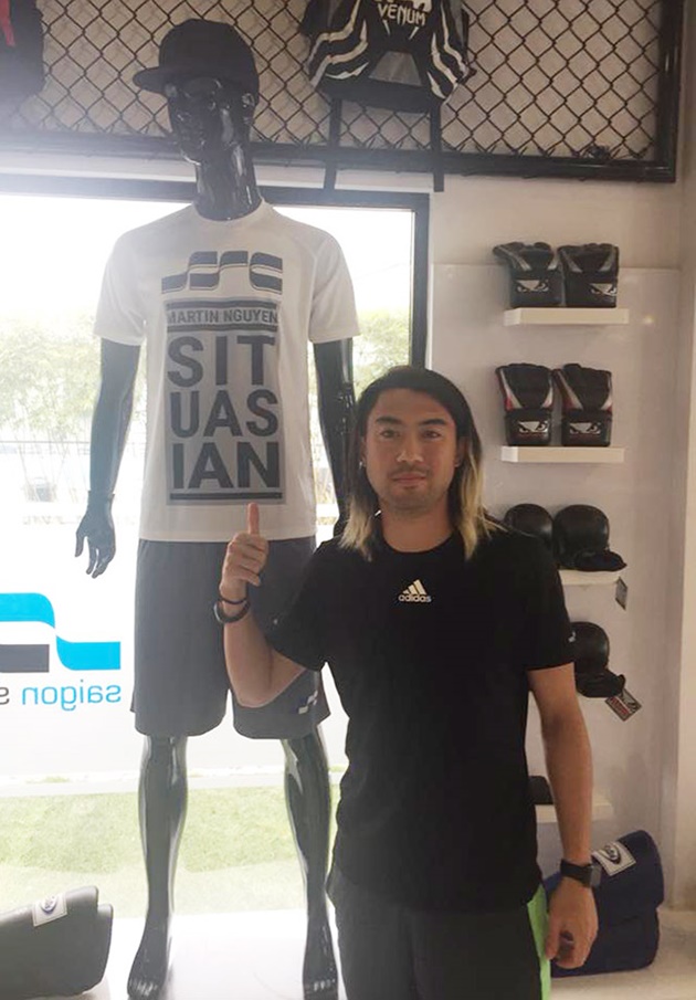 Tiền vệ gốc Việt cũng khiến người hâm mộ cảm thấy khác lạ với kiểu tóc dài được nhuộm hai màu vàng đen, thay vì tóc ngắn điển trai như trước.