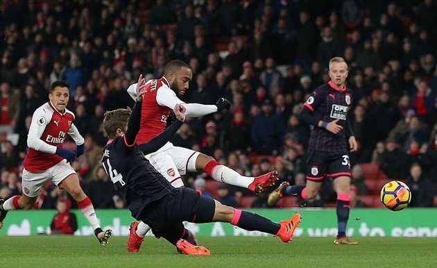 Arsenal thắng Huddersfield tới 5-0 và người mở màn cho chiến thắng đó là Alexandre Lacazette với cú dứt điểm cực kỳ sắc sảo ngay đầu trận.