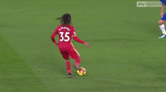 Phút 38, cầu thủ chuyền thẳng vào bảng điện tử trên sân Stamford Bridge.