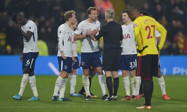 Nhưng thẻ đỏ của Davinson Sánchez ở phút 52 đã khiến Tottenham có thêm trận thứ 4 liên tiếp không biết đến mùi chiến thắng tại Ngoại hạng Anh.