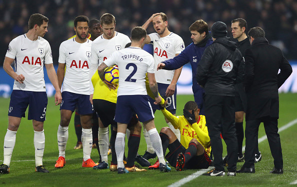 Davinson Sanchez nhận thẻ đỏ trực tiếp sau pha giật cùi chỏ thô bạo với Richarlison trong một pha tranh chấp.