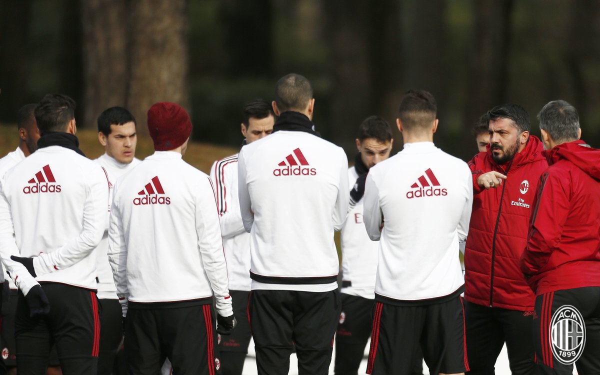 Benevento đang giữ mọi kỷ lục tệ nhất tại giải đấu cao nhất của Italia mùa 2017/18. Họ là đội để thua nhiều nhất, ghi bàn ít nhất, để thua nhiều nhất và vẫn chưa kiếm được điểm nào sau 14 vòng đấu. Benevento chiếm luôn cả kỷ lục "khởi đầu tệ hại nhất" trong 5 giải VĐQG hàng đầu châu Âu với "chiến tích" này. Trong khi đó, AC Milan đang đứng thứ 7 với 20 điểm sau 14 vòng.