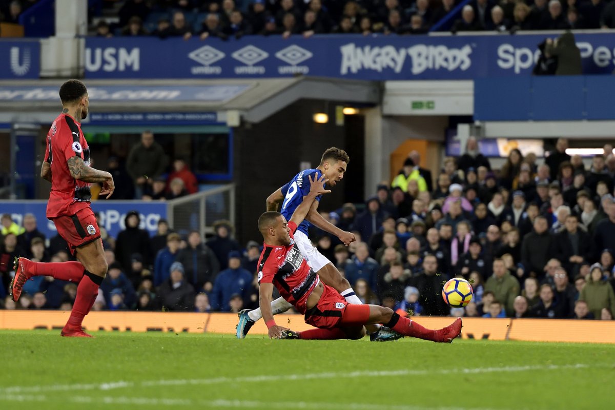 Chân sút trẻ Dominic Calvert-Lewin chơi cực hay ở trận này. Anh nâng tỷ số lên 2-0 ở phút 74 sau đường chuyền bóng phản công của Wayne Rooney