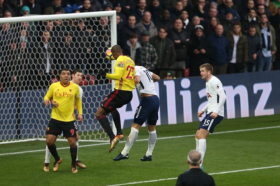 Ngay từ phút 14, số 27 Christian Kabasele của Watford đã đánh đầu mở tỷ số cho đội chủ nhà, sau quả phạt góc của Tom Cleverley.