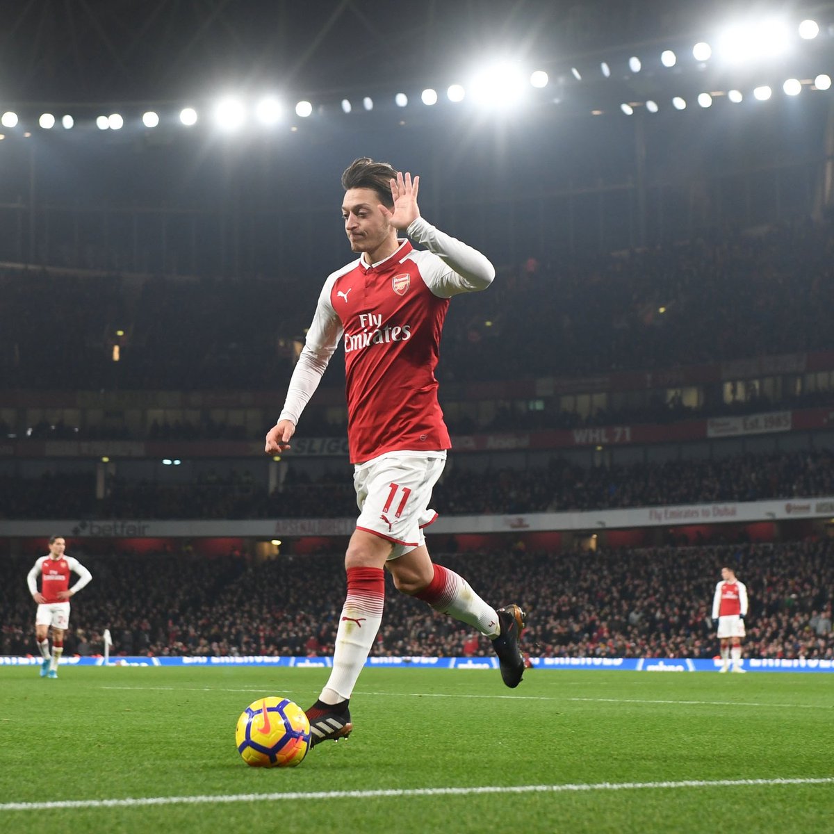 Theo thông tin được tiết lộ mới đây từ các nguồn tin uy tín nhất ở Đức, tiền vệ Mesut Ozil gần như đã đồng ý ở lại Arsenal.